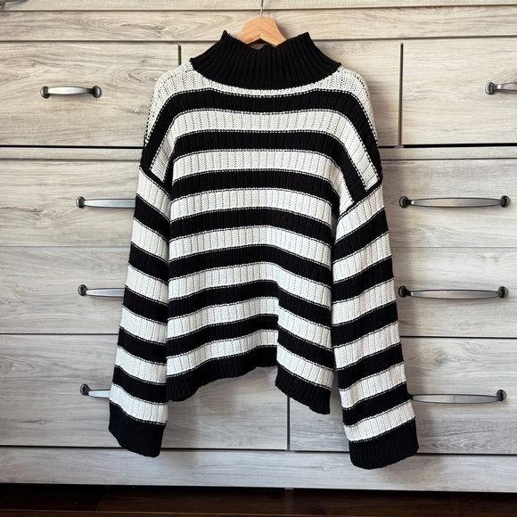 Cool and classy Vince Camuto black and White knit chunky, cropped sweater XL - Picture 3 of 11